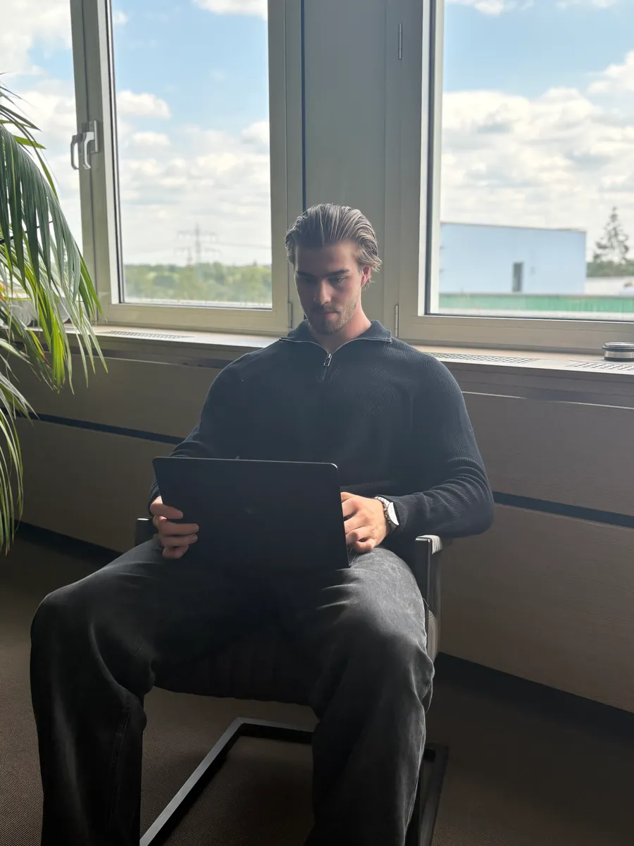 Hagen Schönborn am Laptop im Büro